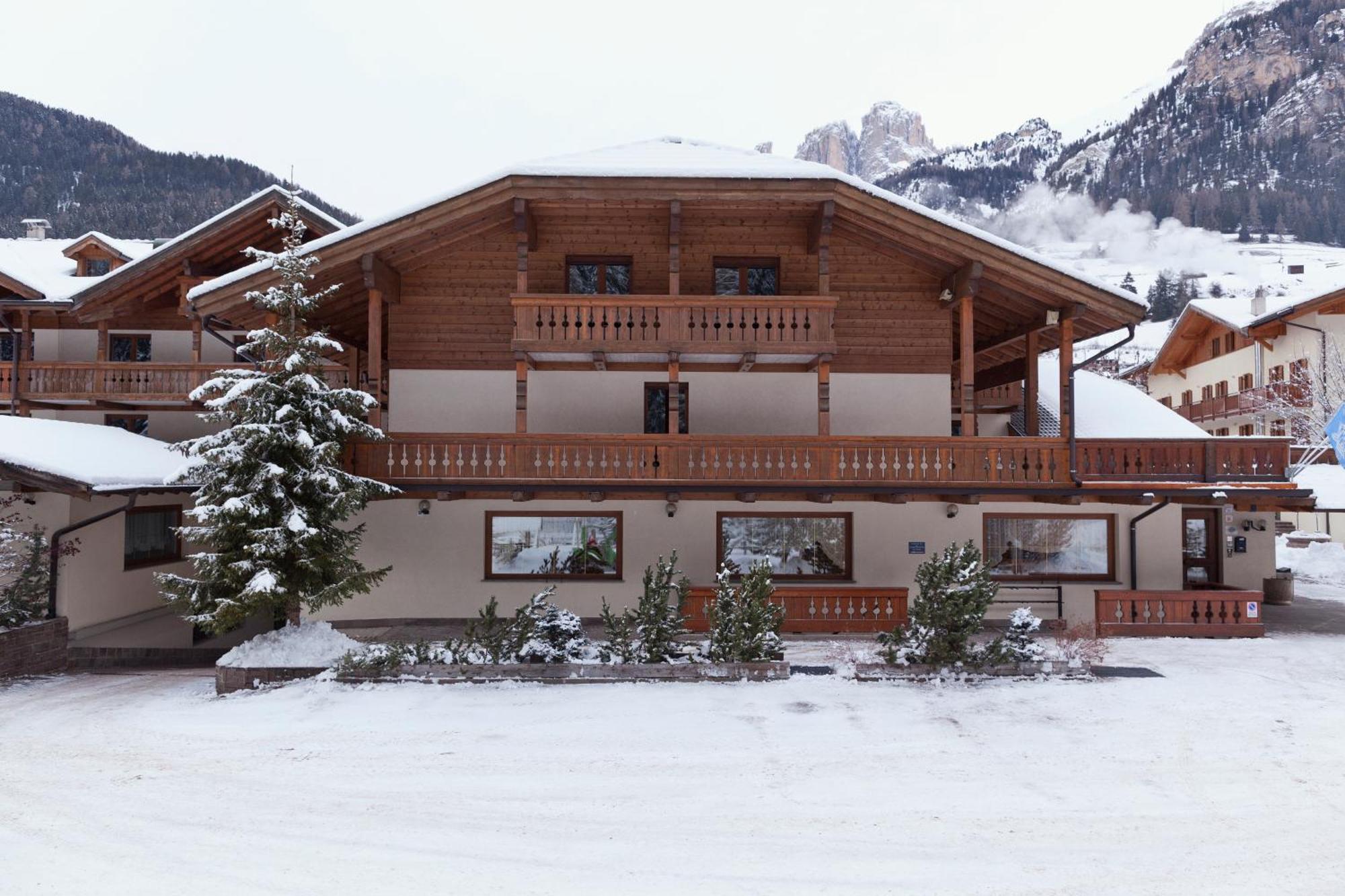 Hotel Sella Ronda Serenella Campitello di Fassa Extérieur photo
