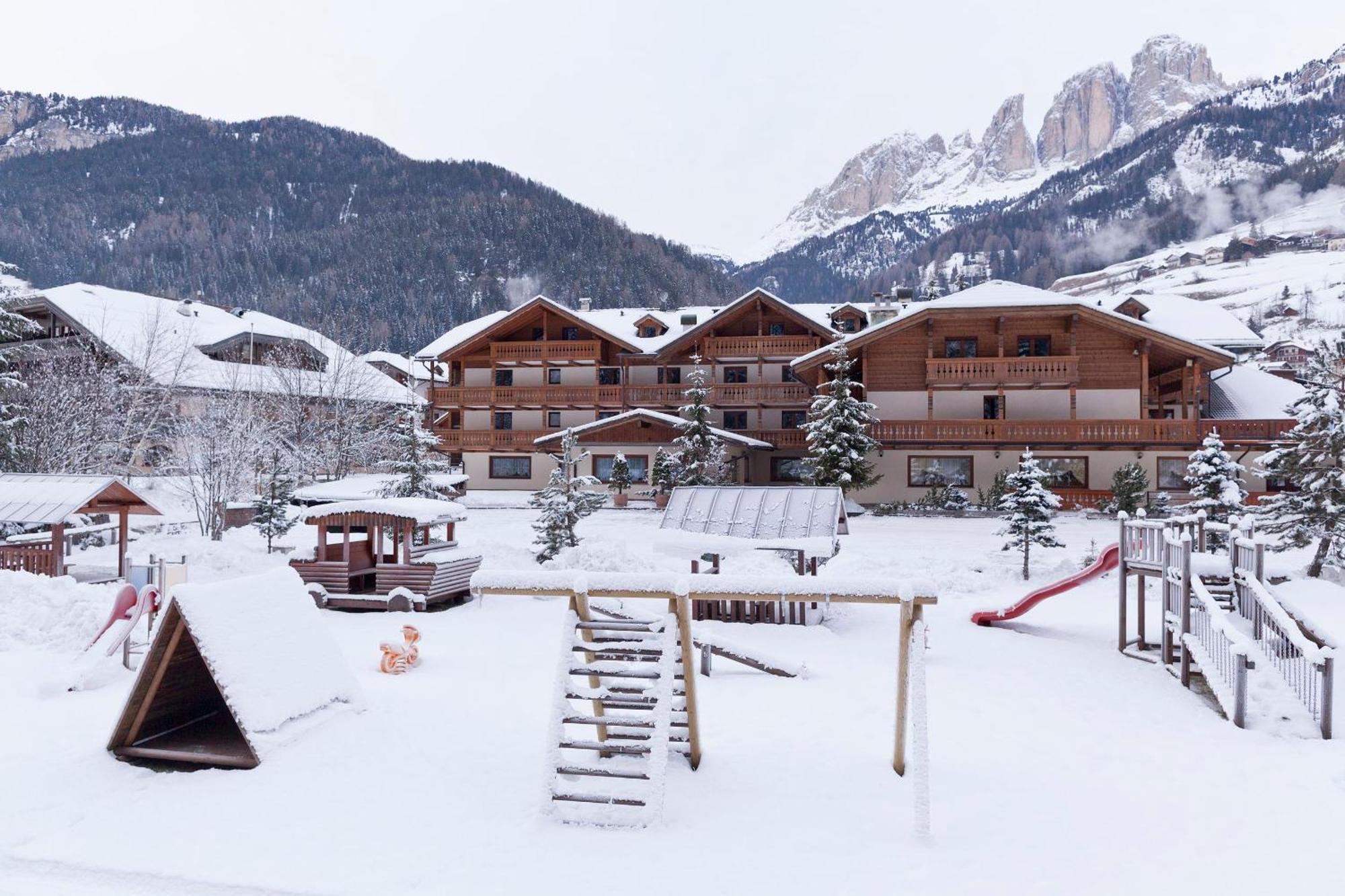 Hotel Sella Ronda Serenella Campitello di Fassa Extérieur photo