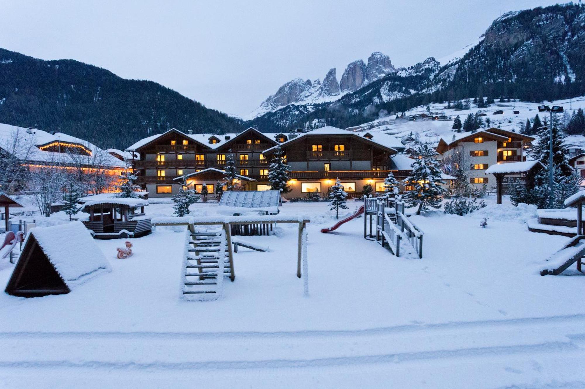 Hotel Sella Ronda Serenella Campitello di Fassa Extérieur photo