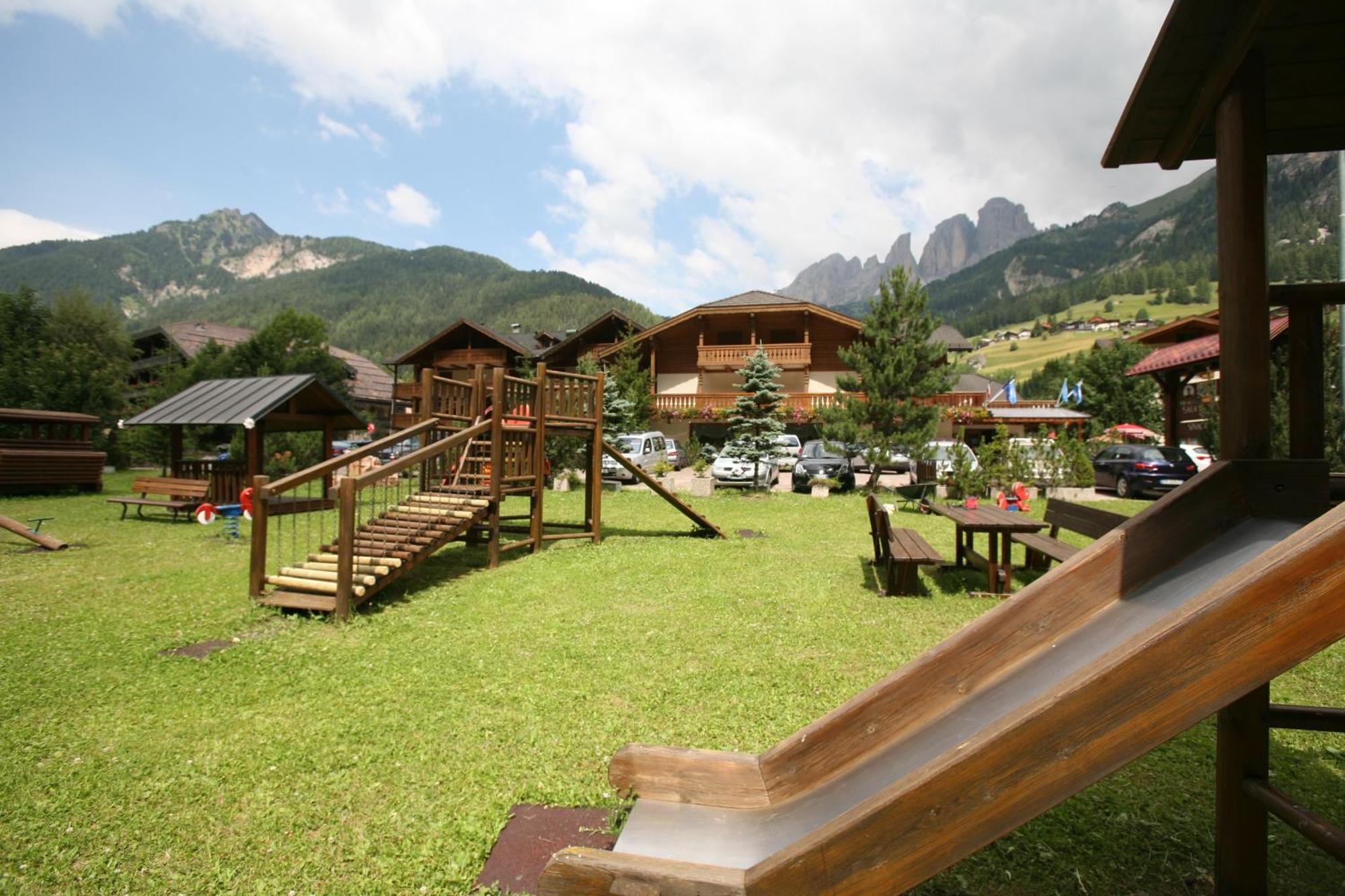 Hotel Sella Ronda Serenella Campitello di Fassa Extérieur photo