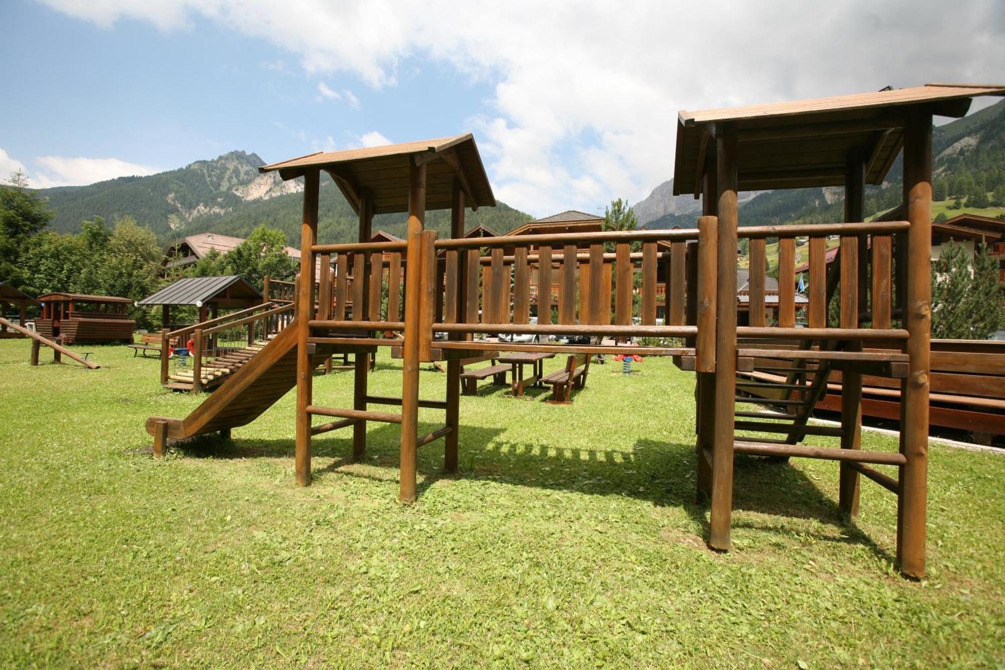 Hotel Sella Ronda Serenella Campitello di Fassa Extérieur photo